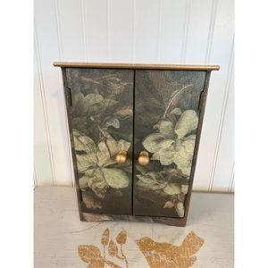 Magnolia?necklace?cabinet